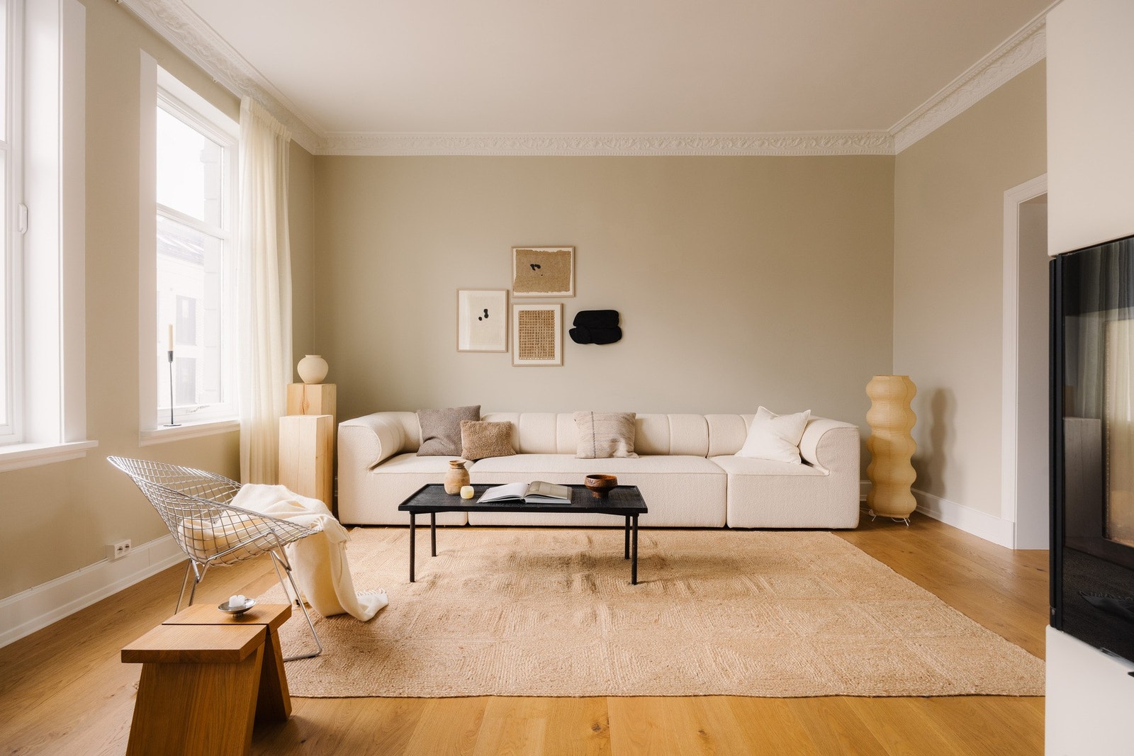 - Leiligheten er holdt i lyse, moderne farger som sammen med generøs takhøyde og store vindusflater gir en luftig atmosfære - Galleribilde