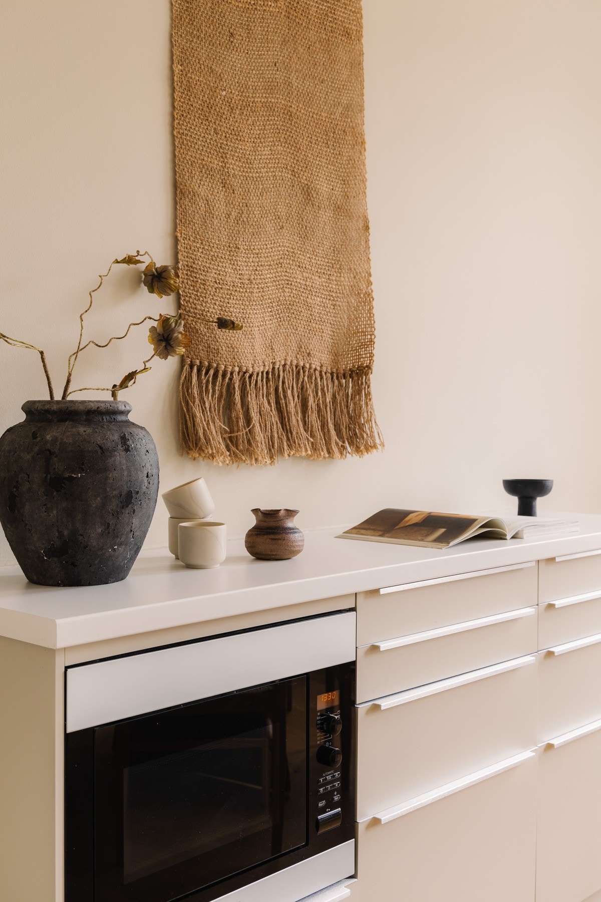 - Det er godt med oppbevaringsplass. Alle integrerte hvitevarer medfølger - Galleribilde