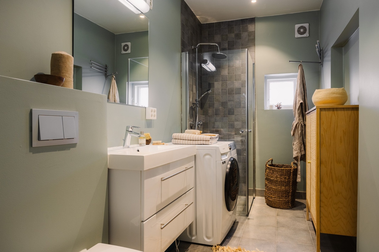 - Pent flislagt baderom med varme i gulv og opplegg for vaskemaskin - Galleribilde