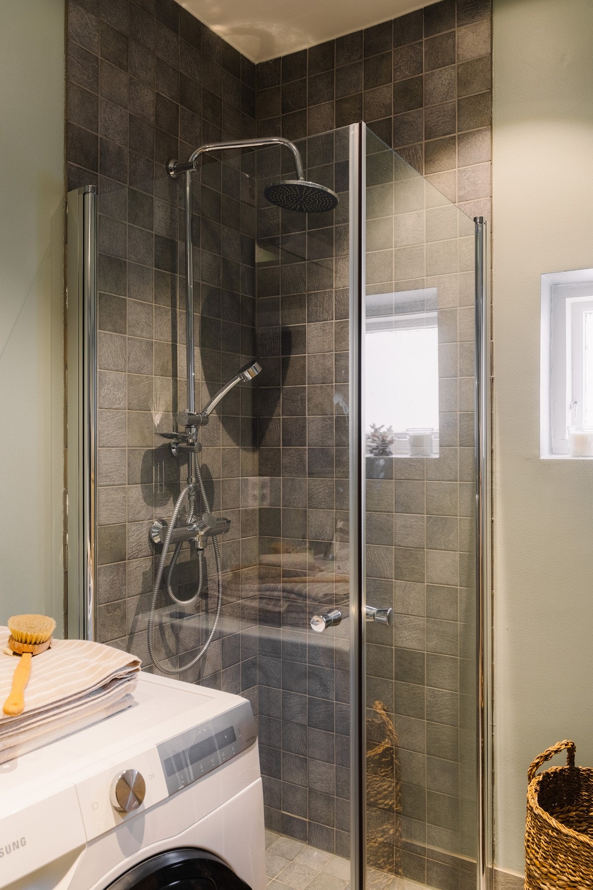 - Innsvingbare glassdører og regnfallsdusj - Galleribilde