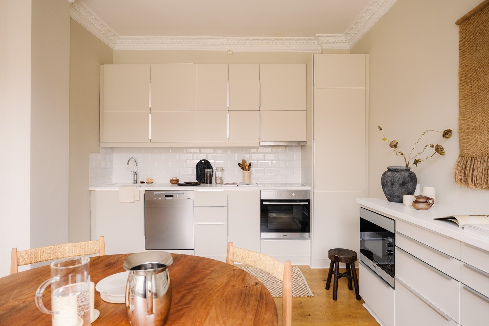 - Kjøkkenet er fra 2016 mens frontene ble malt i 2023 - Galleribilde