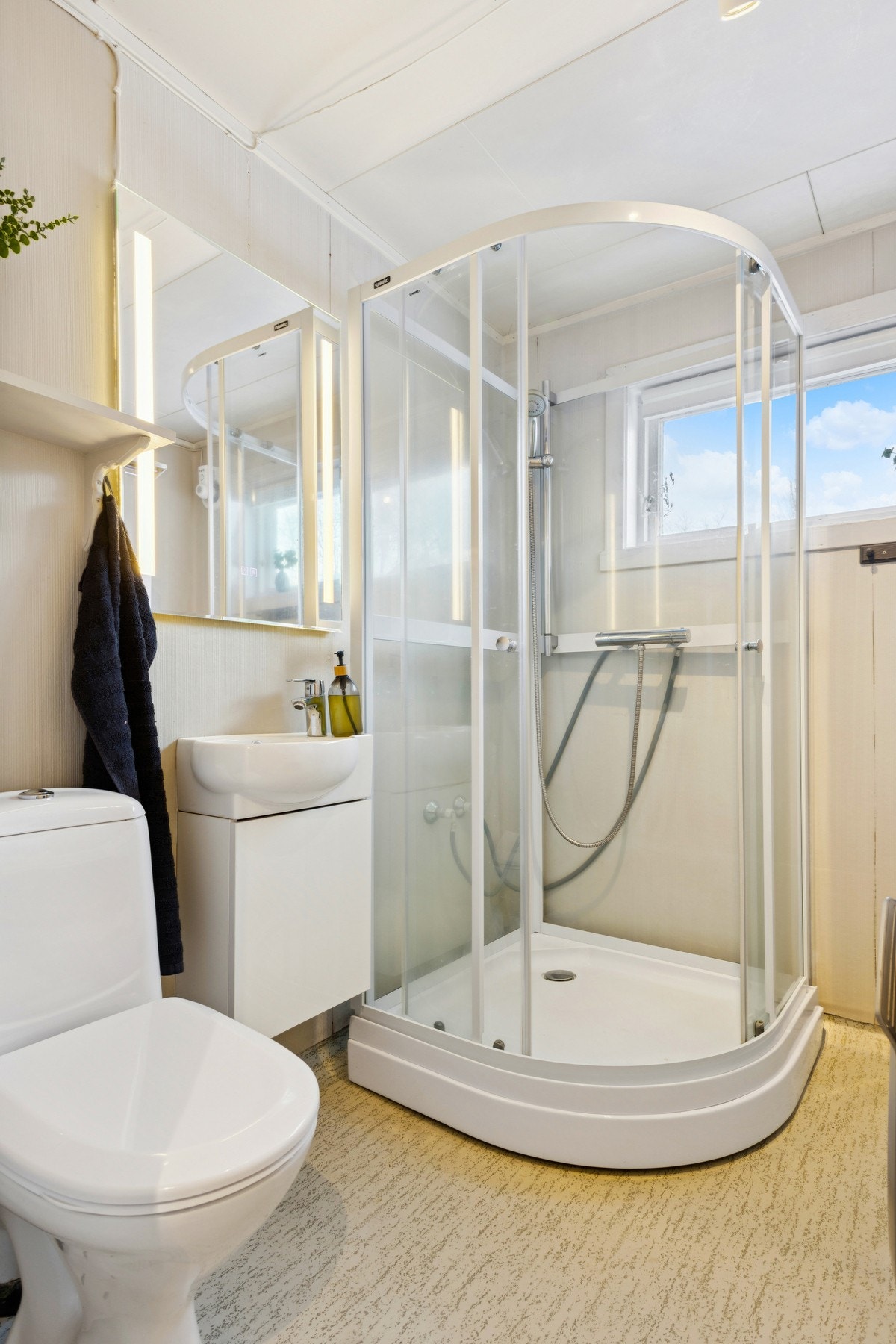 Servant og toalett ble byttet i 2022, og rommet har speil med innfelt lys. Galleribilde