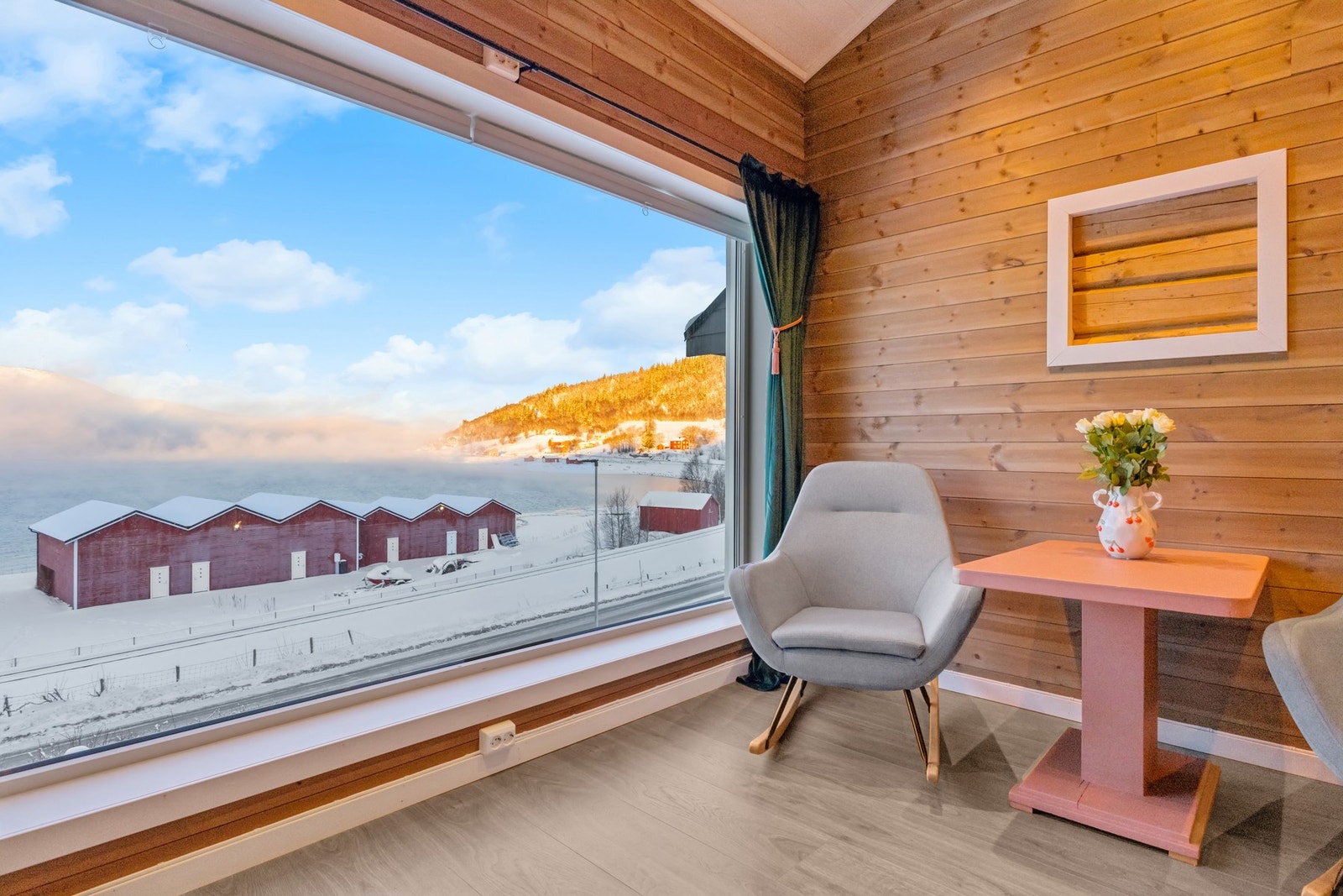 Dagslys stue i 2. etasjen som byr på god utsikt. Galleribilde