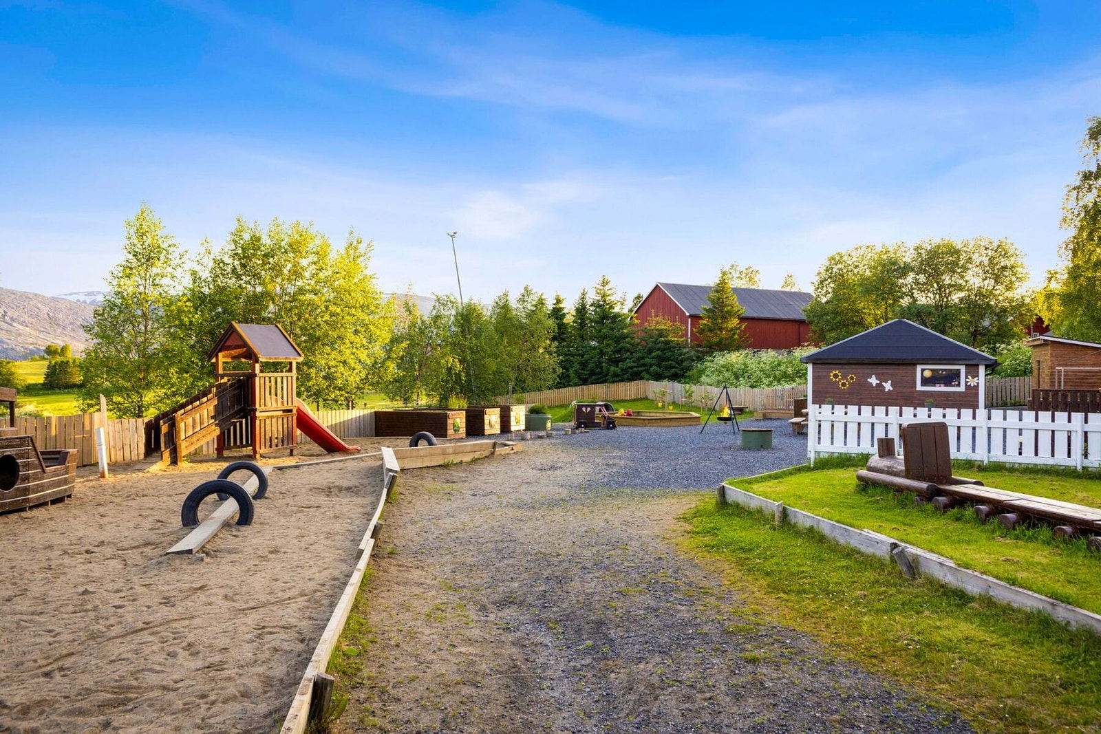 Området er barnevennlig, og Skaland naturbarnehage ligger kun en kort spasertur unna. Galleribilde