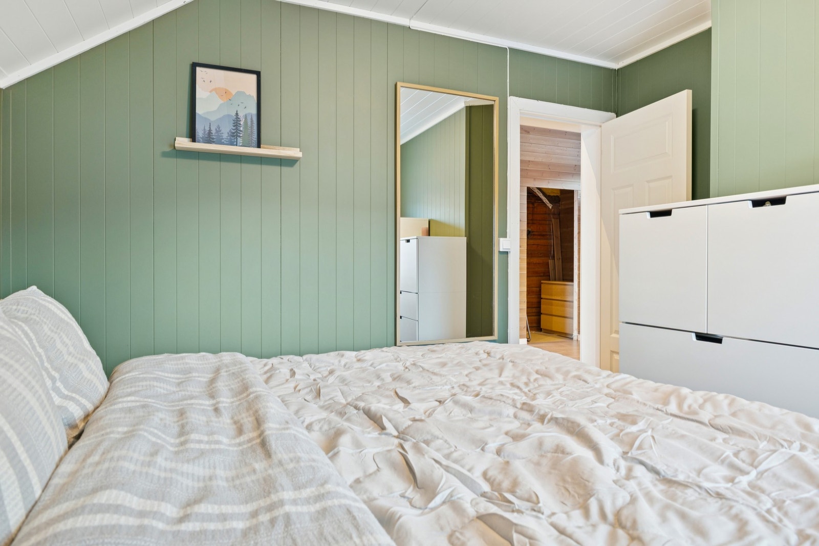 Dørene til soverommene i denne etasjen har profilerte fronter og massiv innmat. Galleribilde