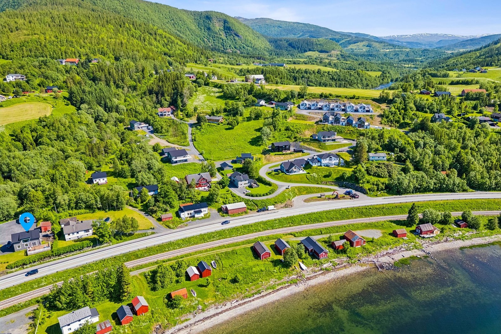 Eiendommen ligger i et område med spredt boligbebyggelse og nærhet til naturen. Galleribilde