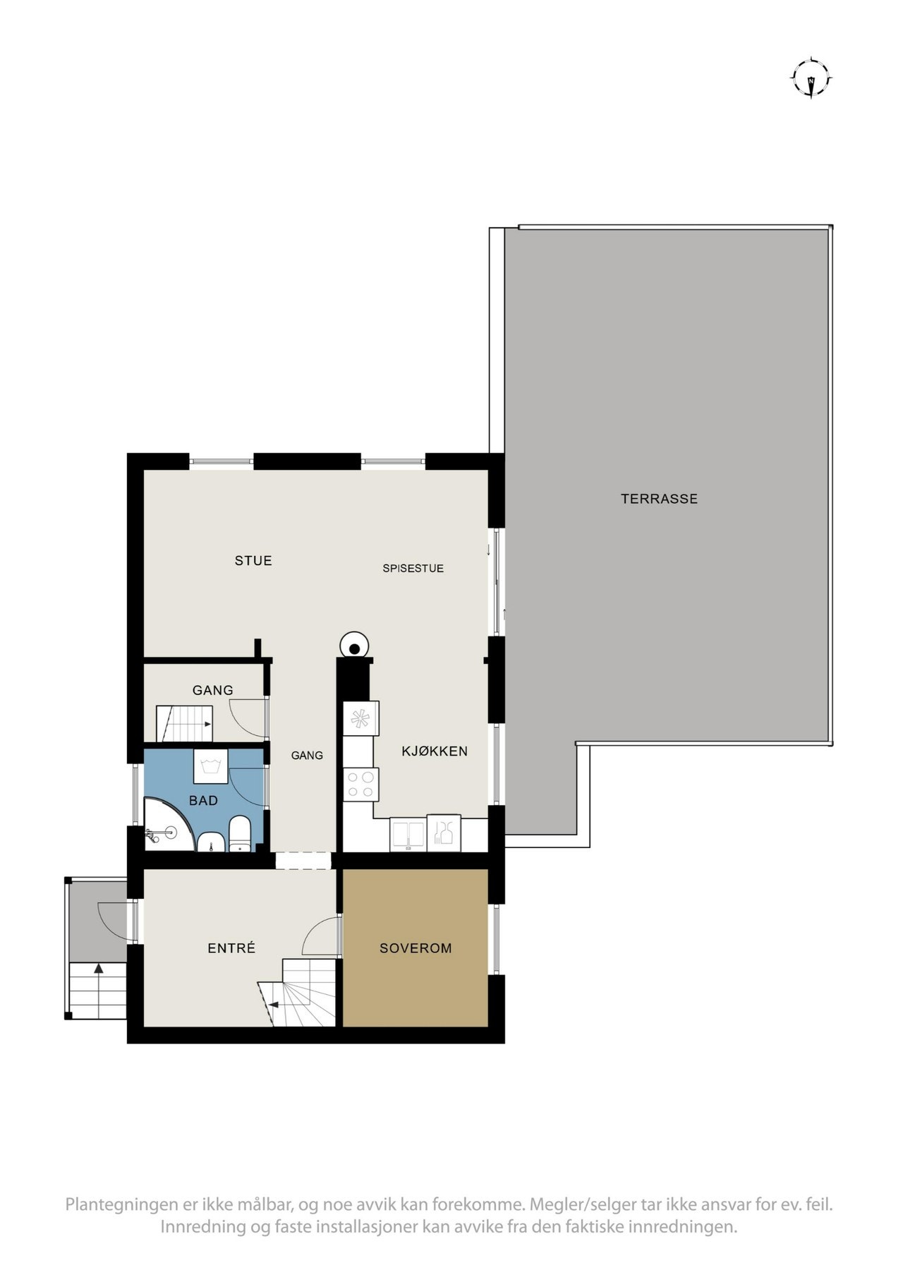 Første etasje har en praktisk planløsning med stue, kjøkken, ett soverom, bad og utgang til en stor terrasse. Galleribilde