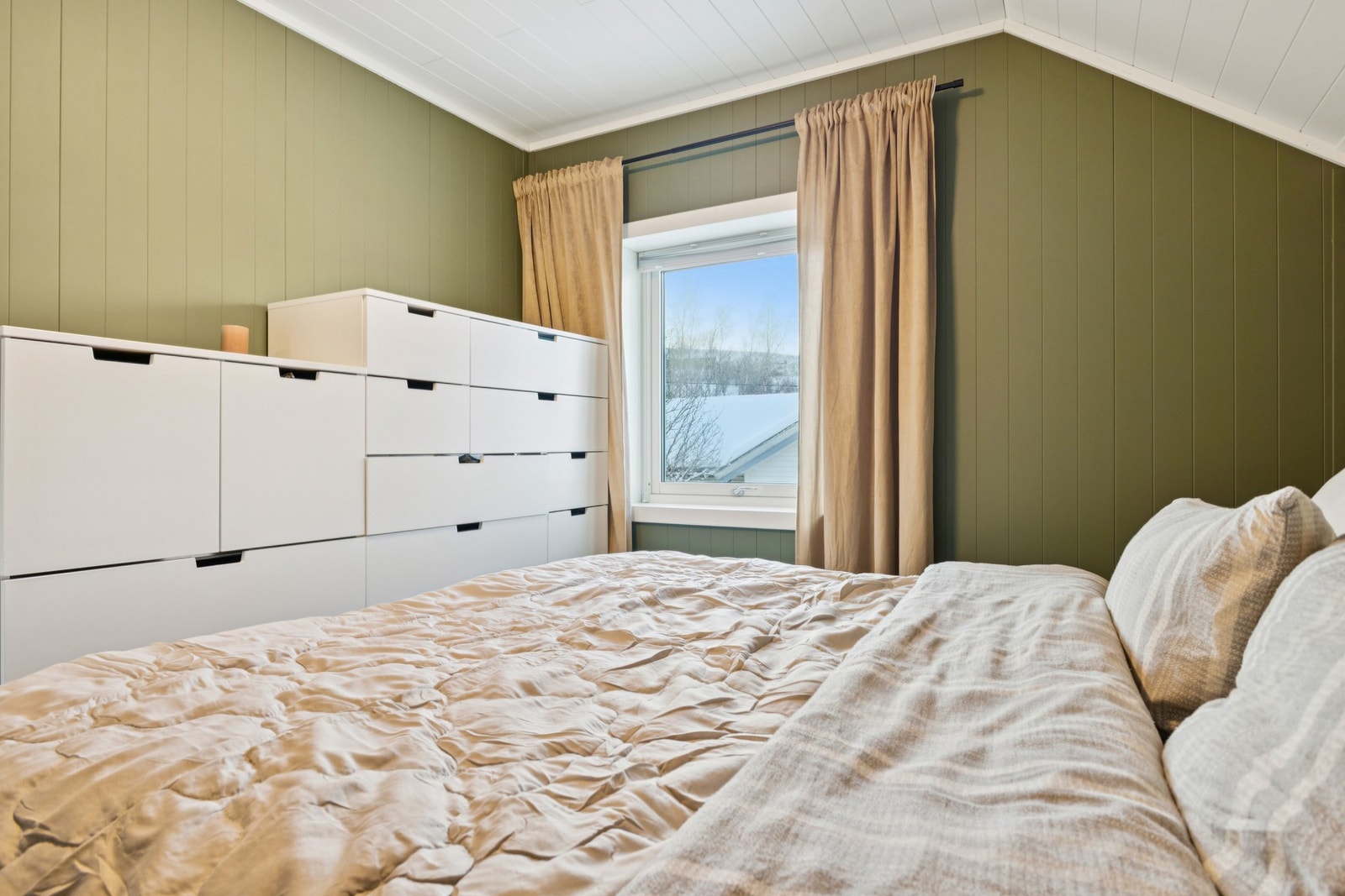 Her er det god plass til dobbeltseng og garderobeløsning. Galleribilde