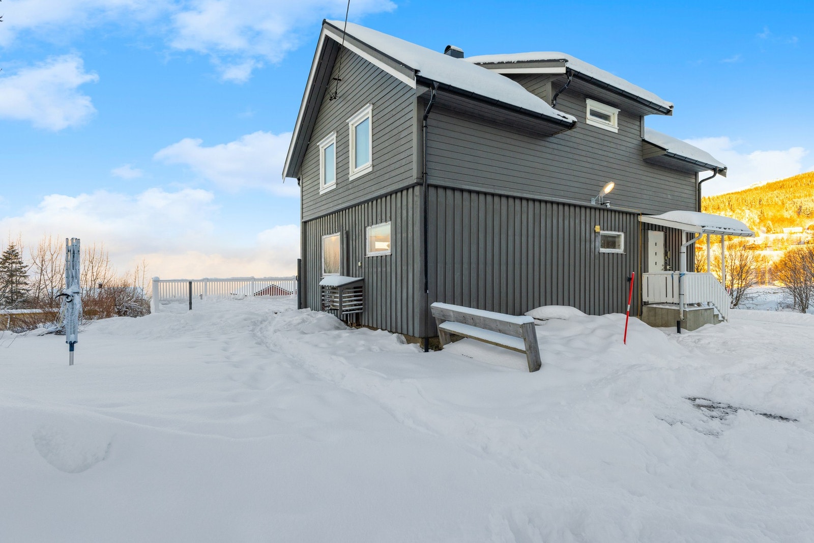 Eneboligen er oppført i 1936 og er vesentlig oppgradert, blant annet med nytt tak og kledning på et par vegger i 2020. Galleribilde