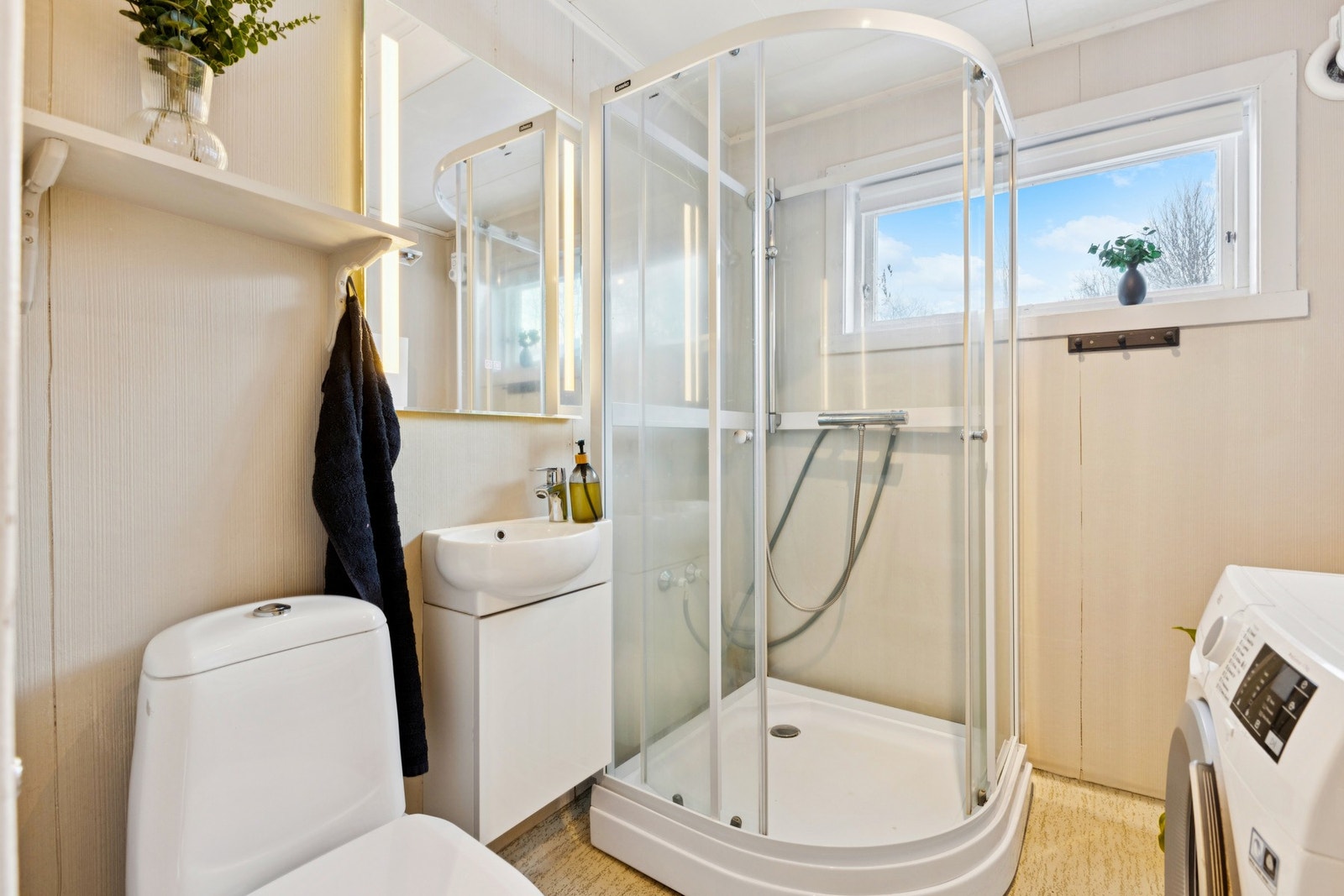 Badet i første etasje er utstyrt med dusjkabinett, toalett og servant med underskap. Galleribilde