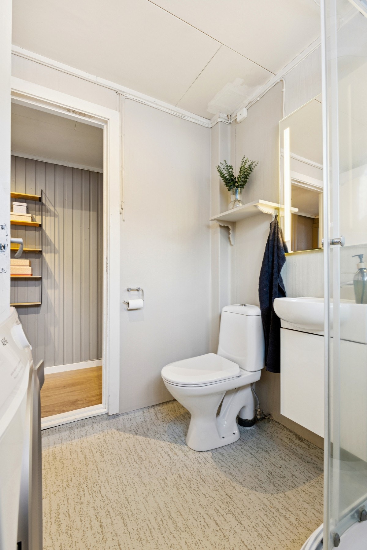 Rommet fungerer også som vaskerom med opplegg for vaskemaskin. Galleribilde