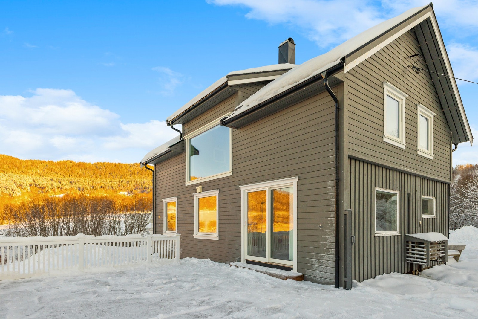 Skalandsbukta ligger åpen mot Vefsnfjorden. Skolebuss til Granmoen skole går like ved fylkesveien. Galleribilde