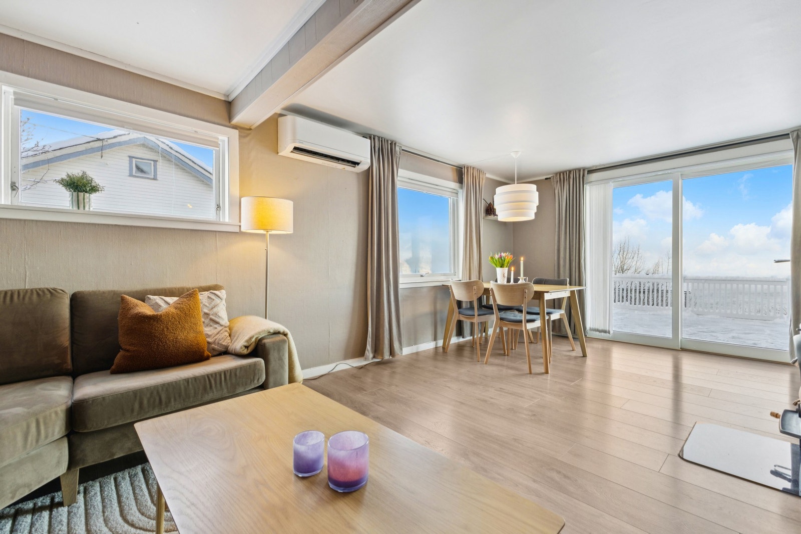 Eneboligen har en praktisk åpen stue- kjøkken løsning. Galleribilde