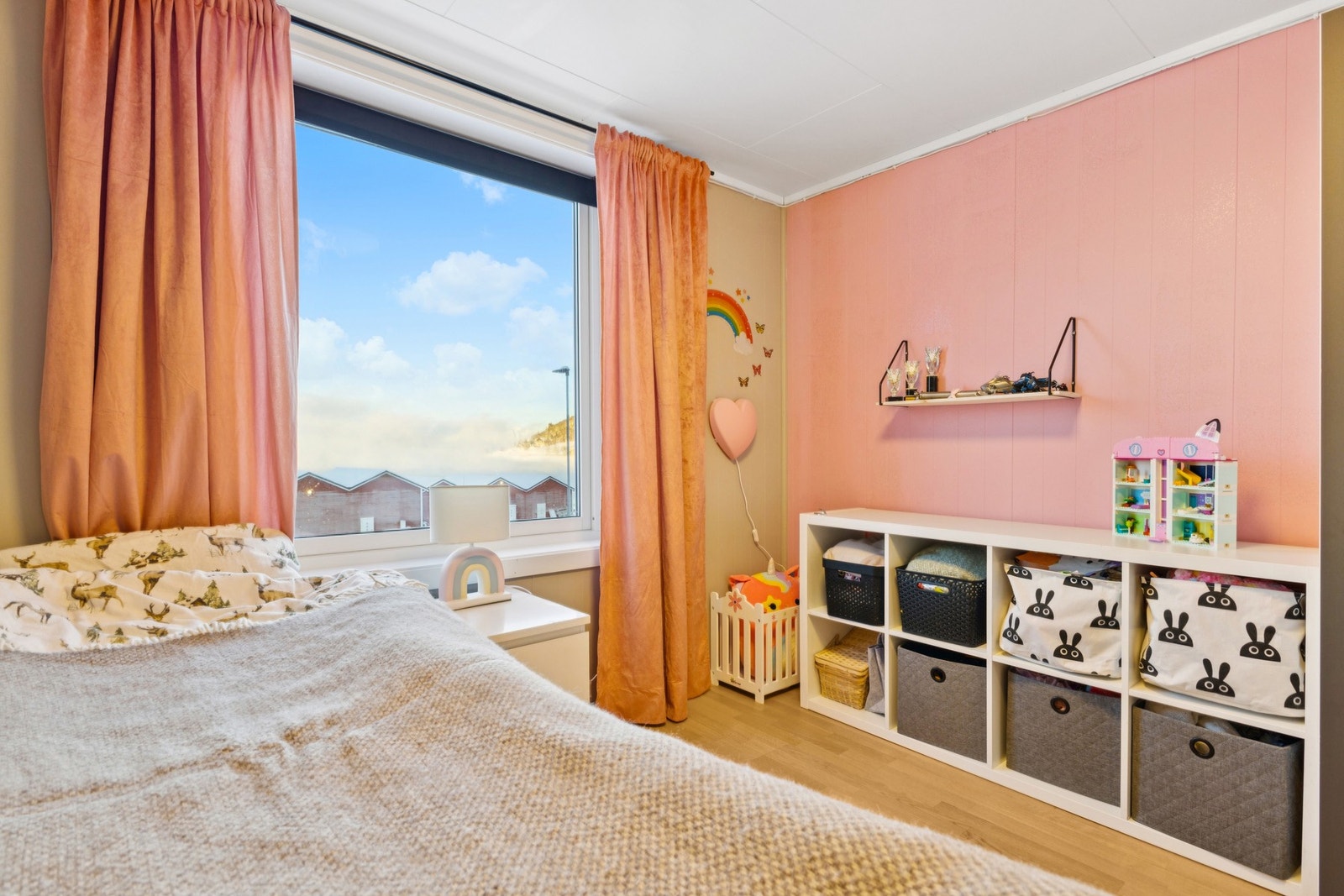 Rommet har god plass til seng og oppbevaringsløsninger. Galleribilde