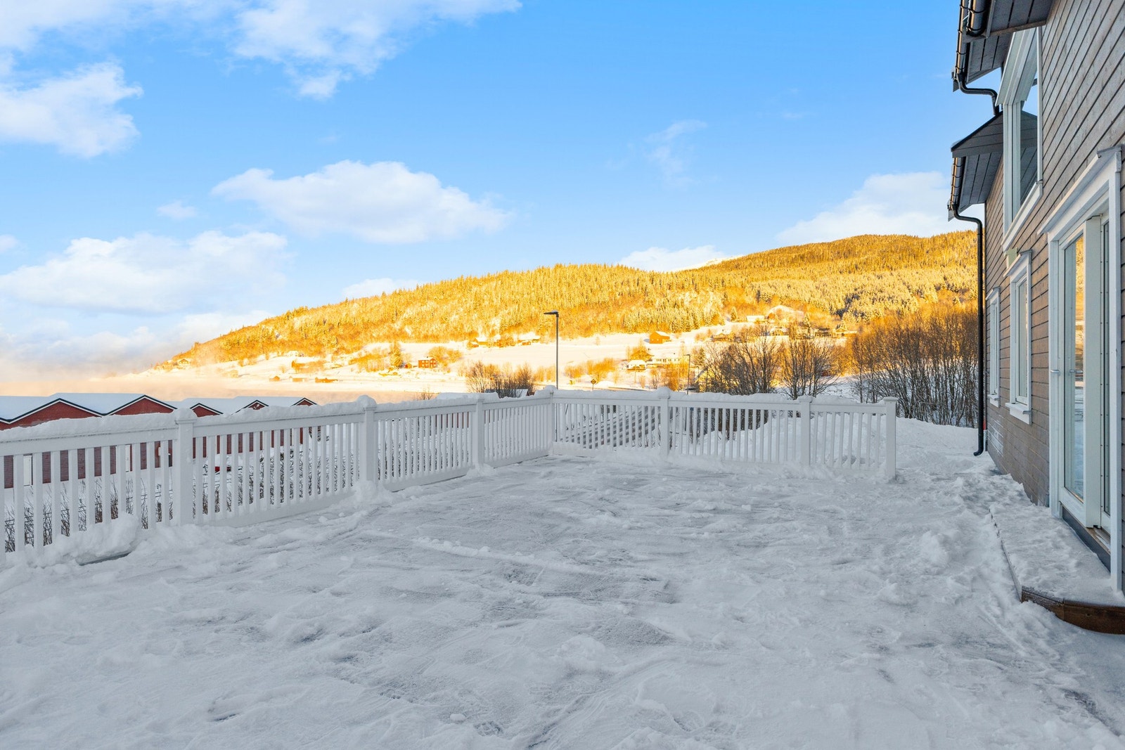 Her bor du på en romslig og opparbeidet tomt på ca. 1,6 mål med herlig utsikt mot fjord og fjell. Galleribilde