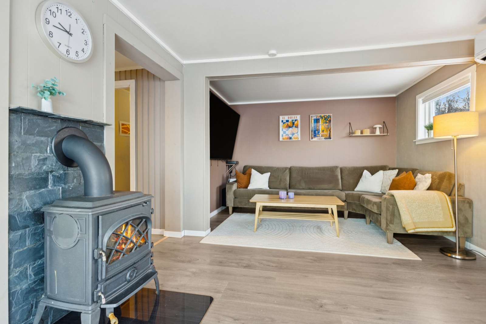 Boligen oppvarmes med vedfyring, elektrisitet, og en varmepumpe. Galleribilde