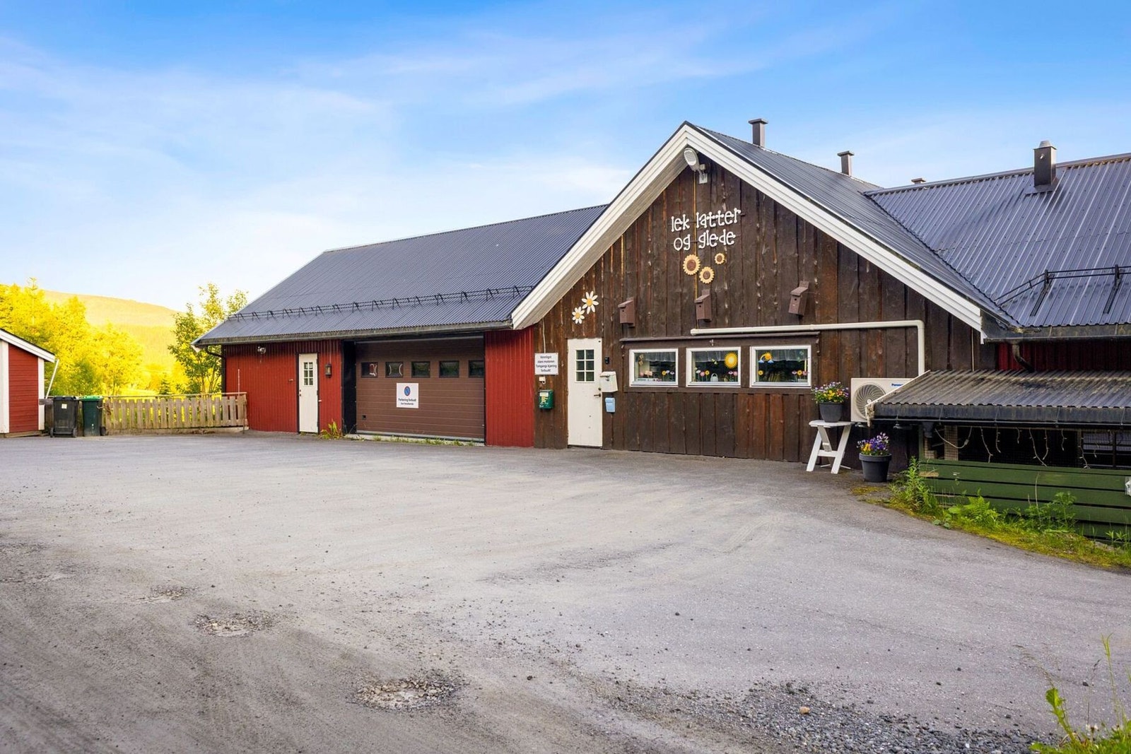 Skolebuss til Granmoen skole går like ved fylkesveien. Galleribilde