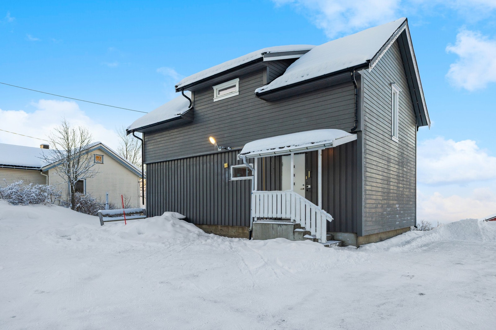 Boligen har en landlig og god beliggenhet på Skaland, ca. 9,5 km fra Mosjøen sentrum. Galleribilde