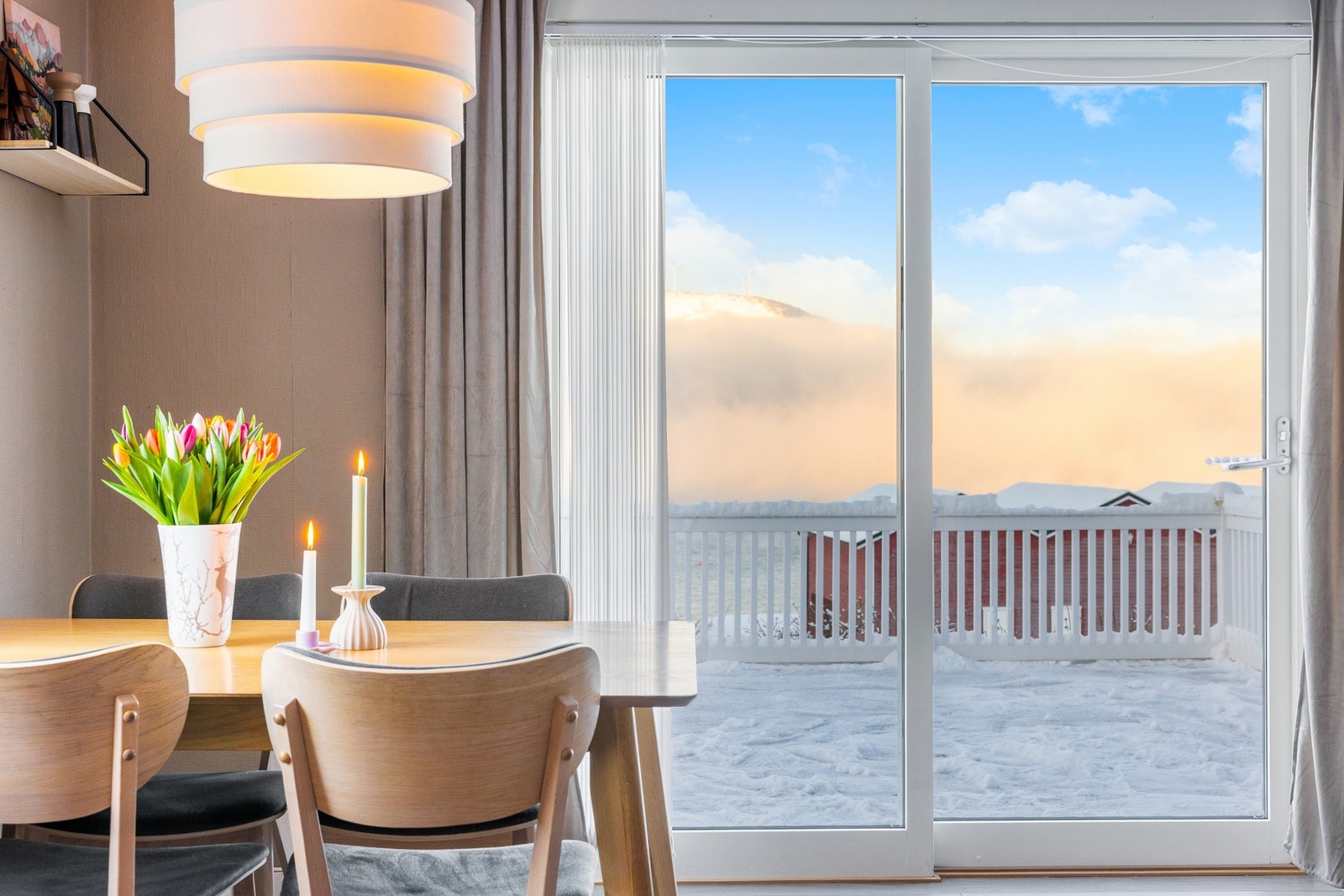 Fra spisestuen er det direkte utgang til en stor terrasse via skyvedør i malt tre. Galleribilde