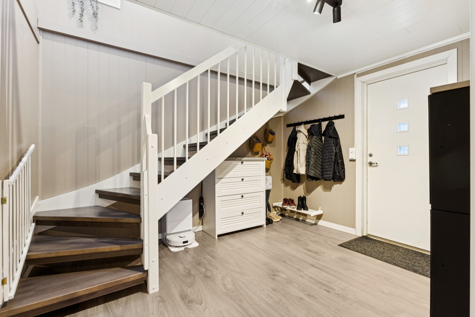 Takkonstruksjonen ble løftet i 2020, noe som gir en god takhøyde og romfølelse. Galleribilde