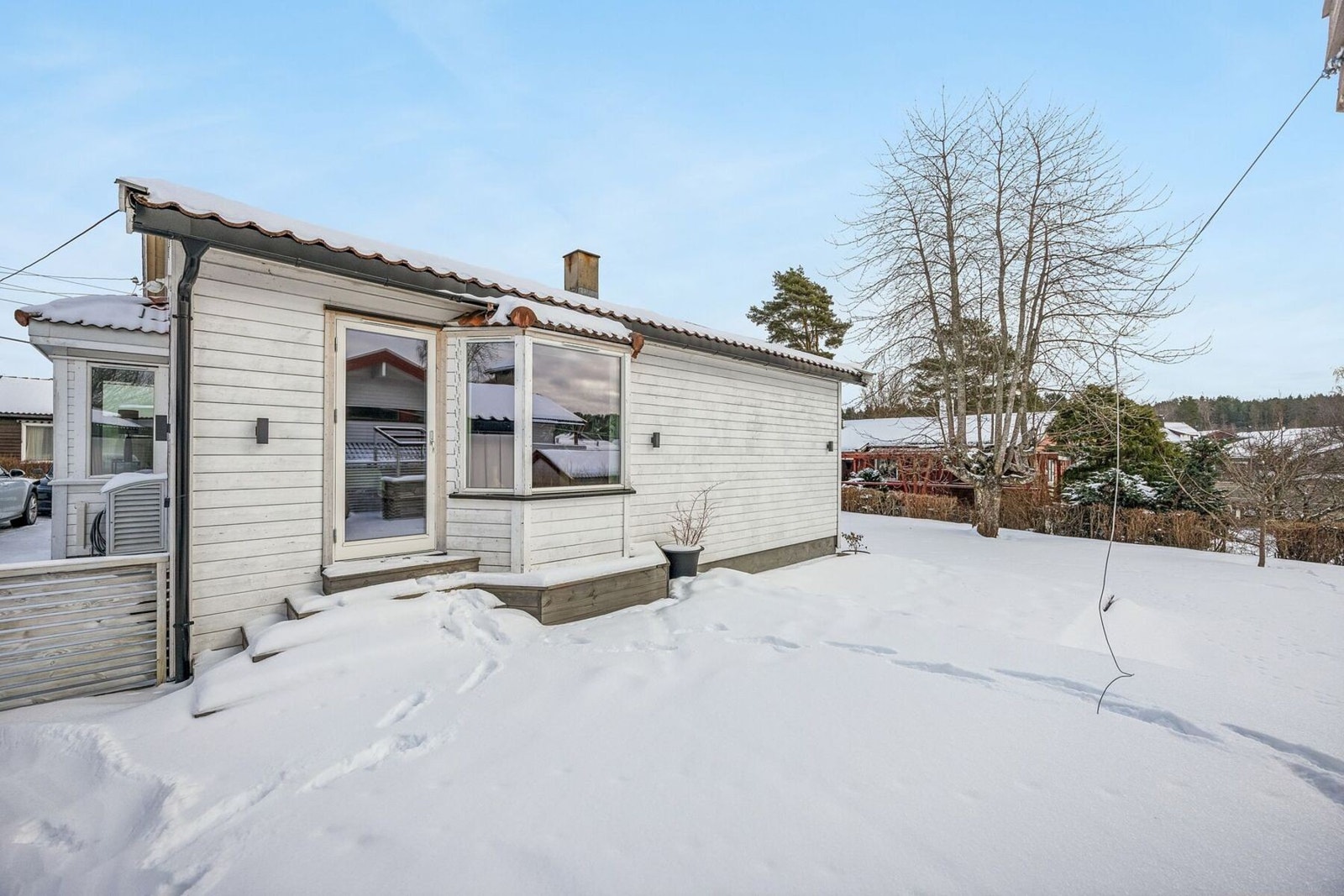 Stor, flott hage som er opparbeidet med gressplen, beplantning, pergola med utepeis. Galleribilde