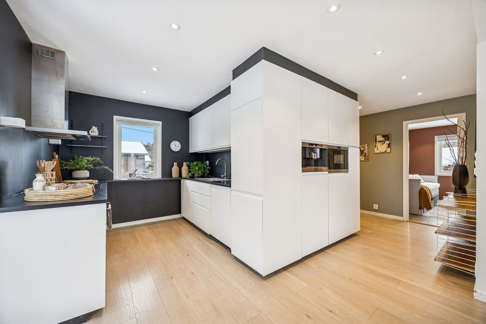 Kjøkkenet er funksjonelt og godt utnyttet, og passer både til hverdagsbruk og hyggelige sammenkomster. Galleribilde