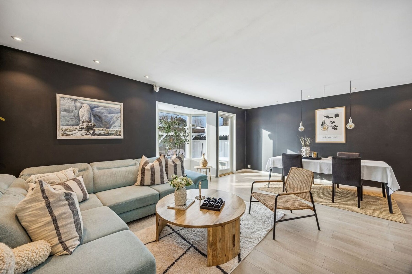 Romslig stue med rikelig plass til både dagligstue og spisestue. Galleribilde