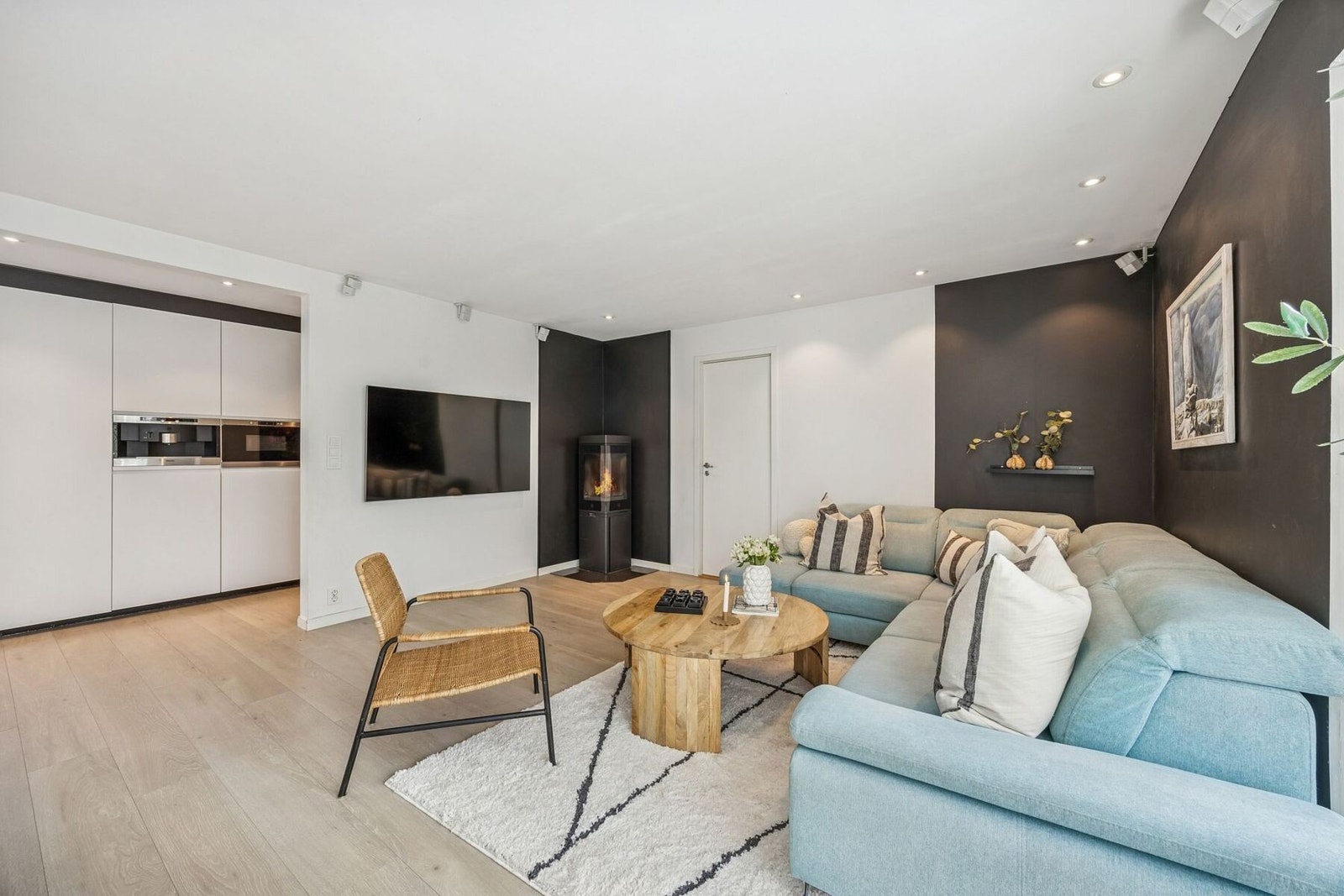 Stor og innbydende stue som ligger i åpen løsning mot kjøkkenet Galleribilde