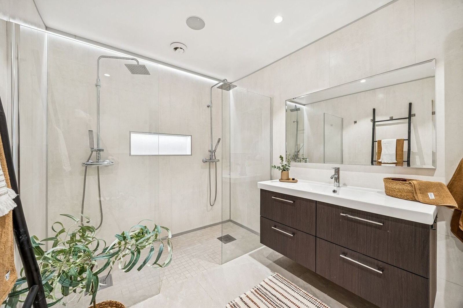 Flott, delikat flislagt bad med et moderne og helhetlig uttrykk. Rommet fremstår romslig og gjennomført med stilrene overflater og gode løsninger. Galleribilde