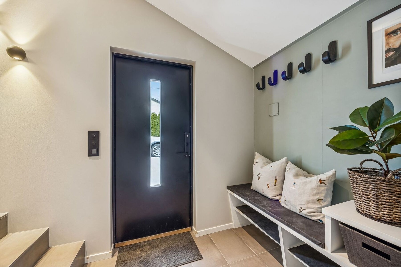 Velkommen inn! Det første som møter en er en praktisk og oversiktlig entré som gir et meget godt førsteinntrykk av boligen. Galleribilde