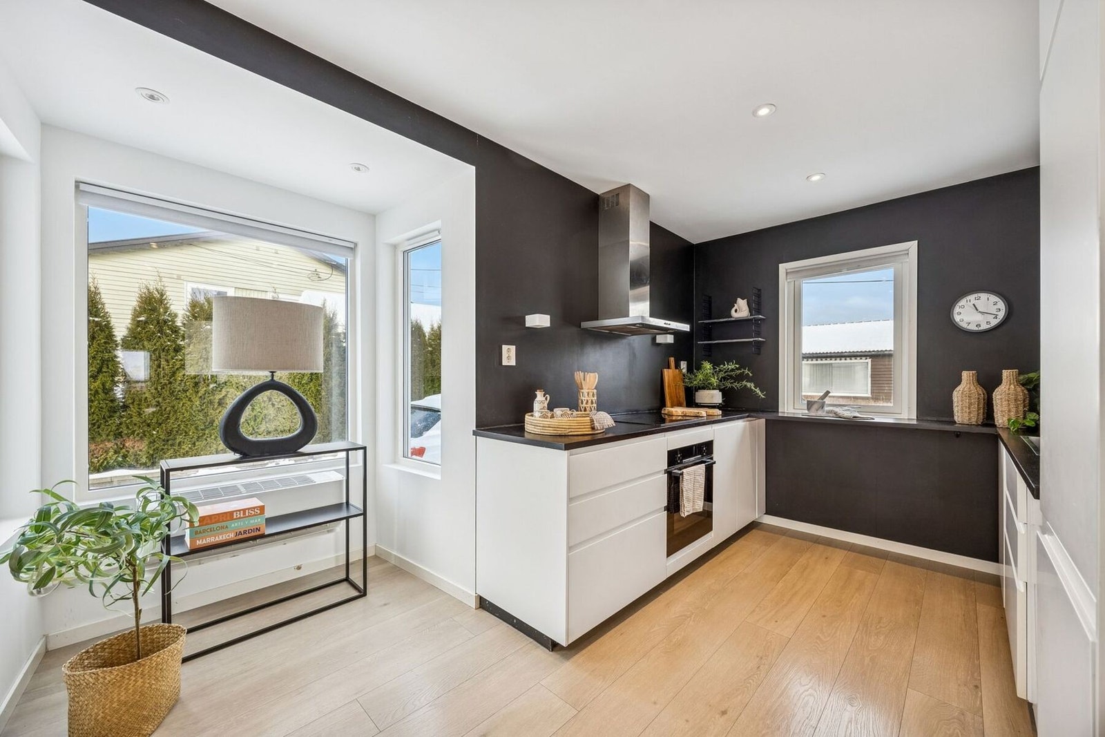 Lekkert kjøkken med IKEA innredning fra 2016-2019 som fremstår moderne og tidløst med hvite, glatte fronter og laminat benkeplate. Galleribilde