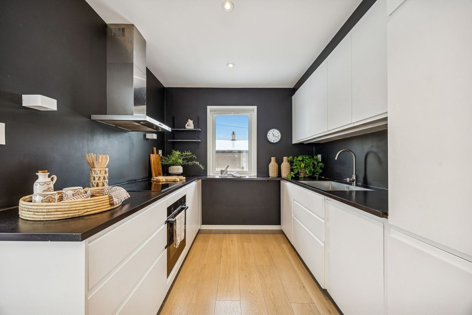 Godt med skap- og benkeplass, samt belysning under overskap som gir gode arbeidsforhold Galleribilde