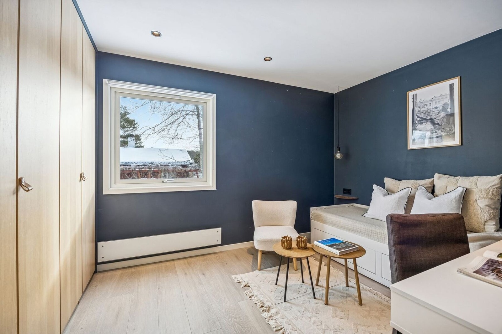 Det er 2 gode soverom i boligen. Hovedsoverommet har plass til dobbeltseng, nattbord og annet møblement man måtte ha behov for. Galleribilde