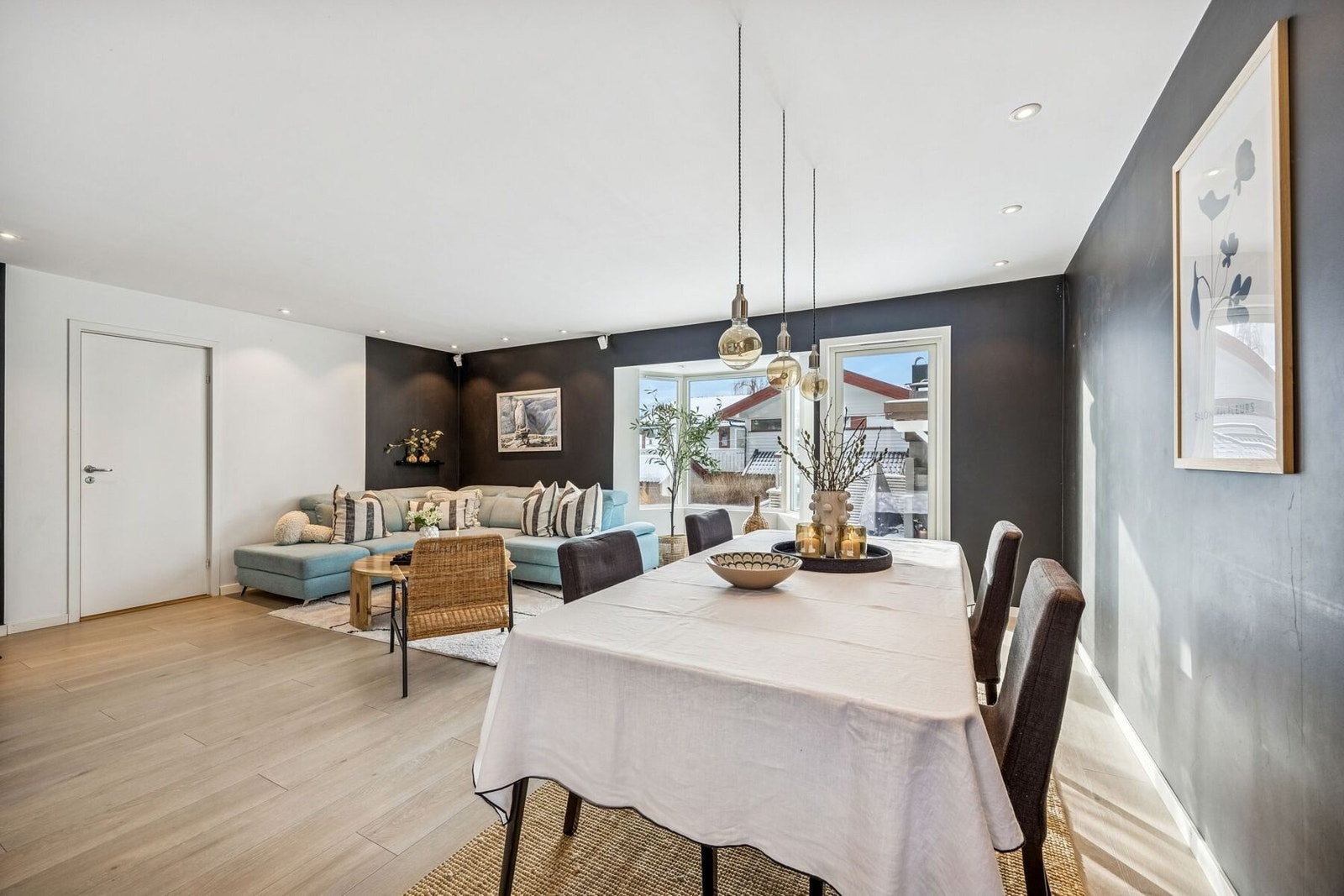 God plass plass til spisemøblement i tilknytning til kjøkkenet, noe som gjør stuen til et naturlig samlingspunkt for både hverdag og selskap. Galleribilde