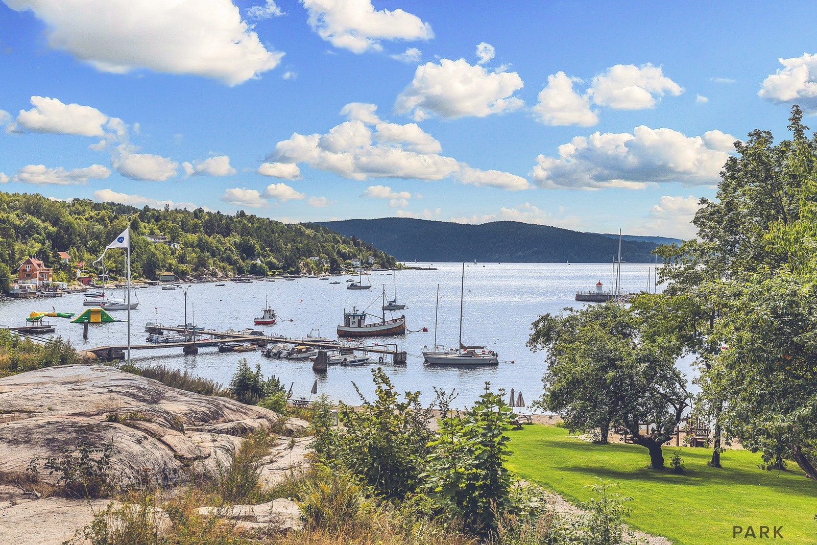 Det er kort vei å gå til en av Nesoddens best opparbeidede strender med båthavn, stupebrett, flotte flyte leker for barn i alle aldre, samt badstue som kan leies Galleribilde
