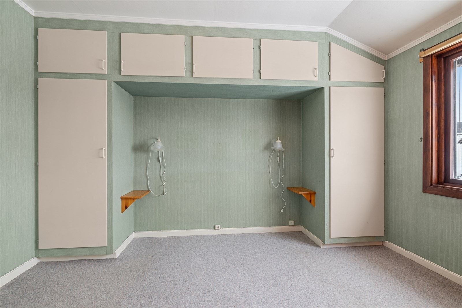 Plassbygde skap gir rikelig med oppbevaringsplass. Galleribilde