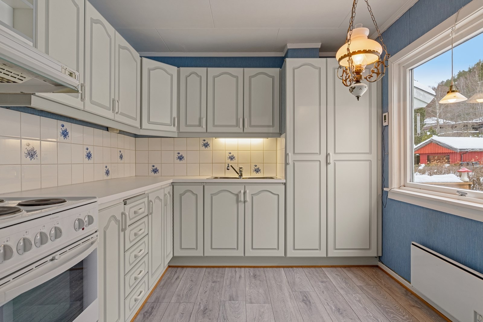 Kjøkkeninnredning med profilerte fronter og godt med skap- og benkeplass. Galleribilde