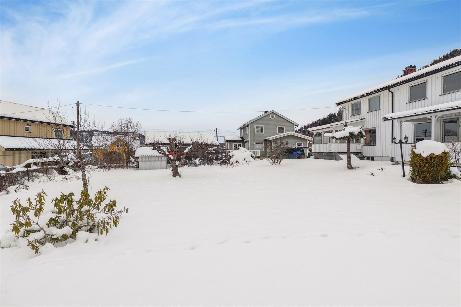 Den store hagen gir rikelig med plass for lek og utendørsaktiviteter. Galleribilde