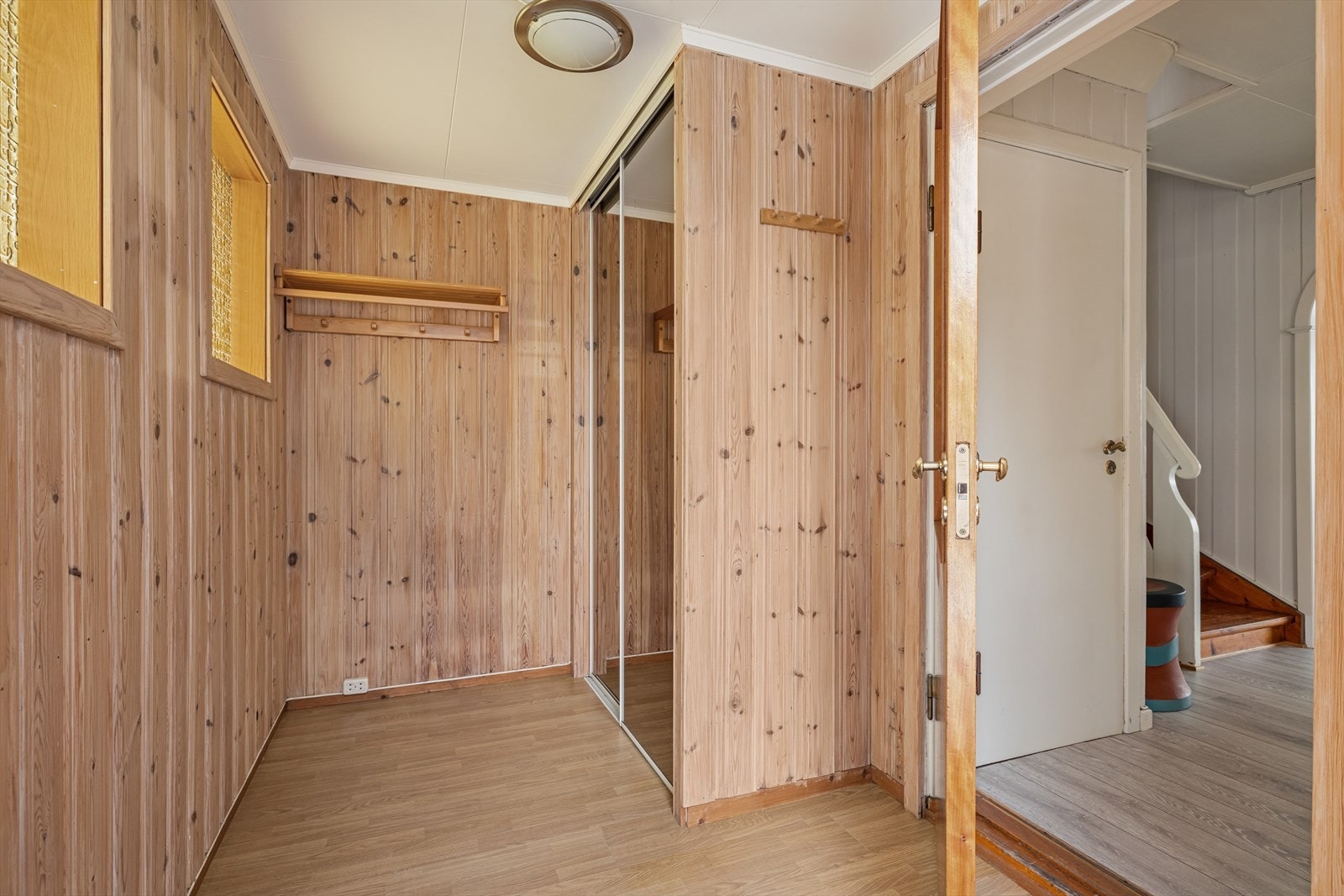 Gangen har skyvedørsgarderobe for praktisk oppbevaring av yttertøy. Galleribilde