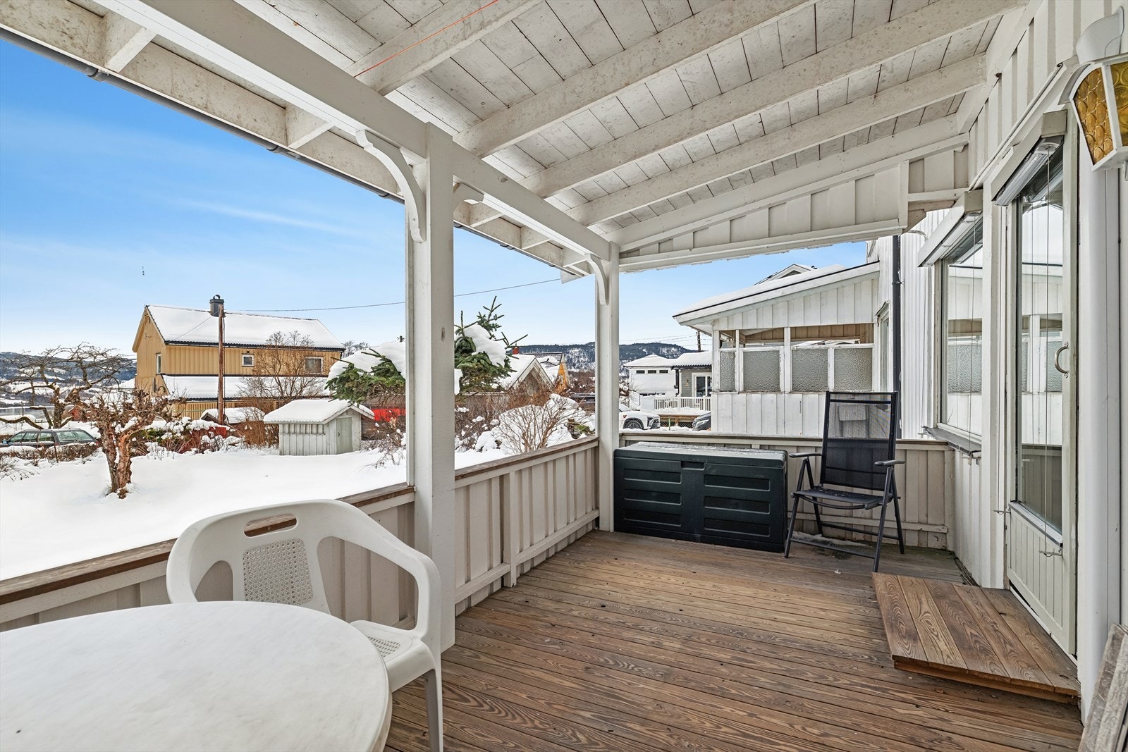 Den overbygde verandaen er en fin uteplass med plass til sittegruppe. Galleribilde