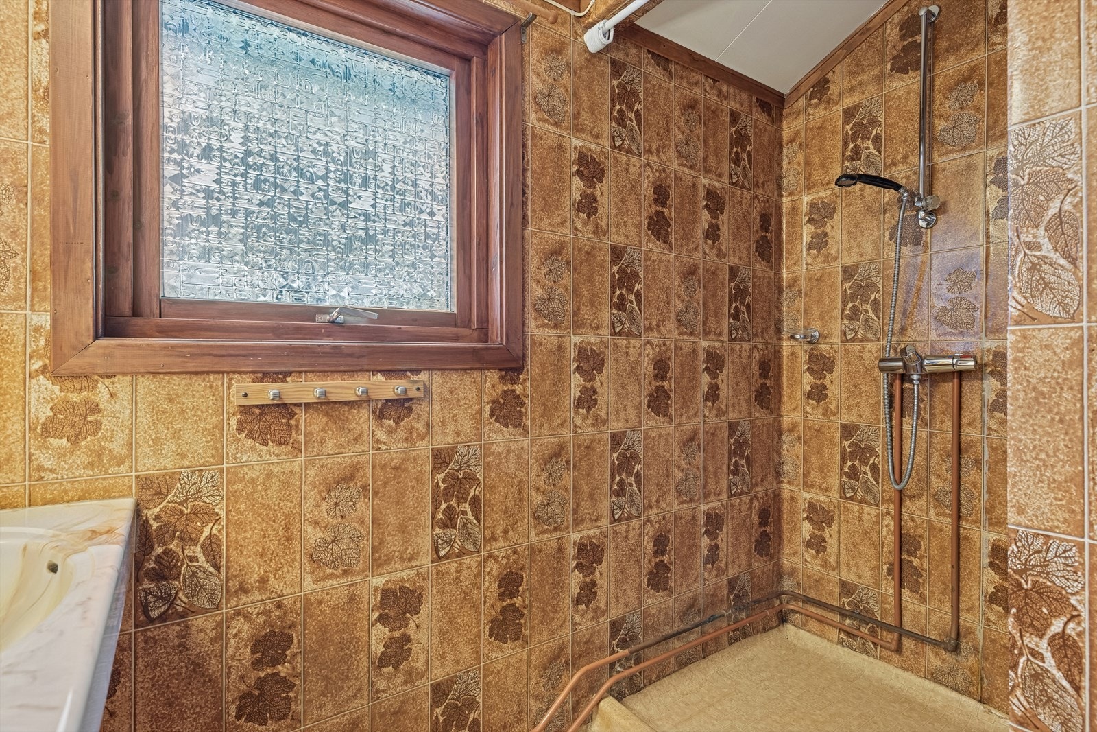 Rommet har dusjnisje og et vindu som slipper inn dagslys. Galleribilde