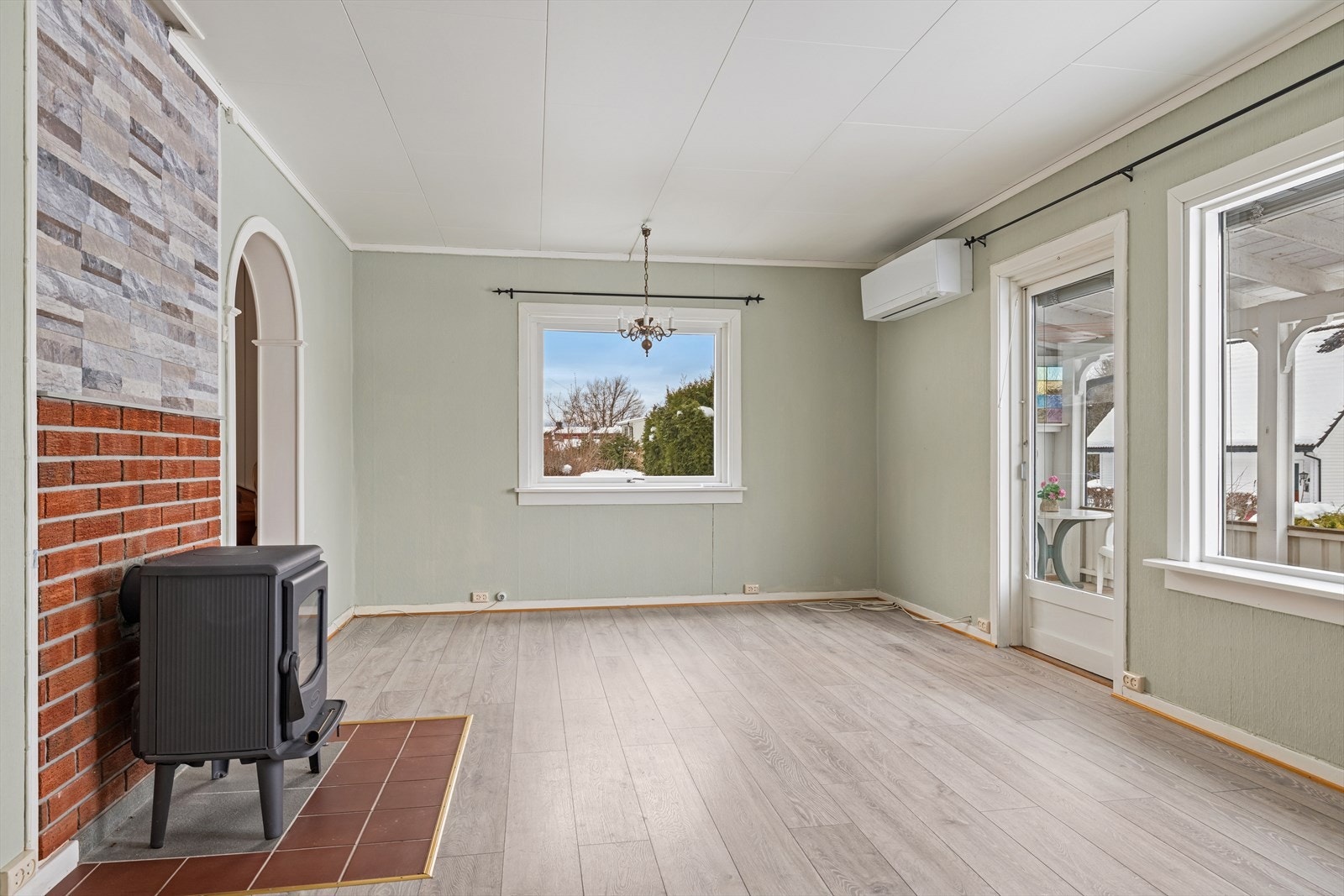 Store vindusflater gir godt med naturlig lys til rommet. Galleribilde