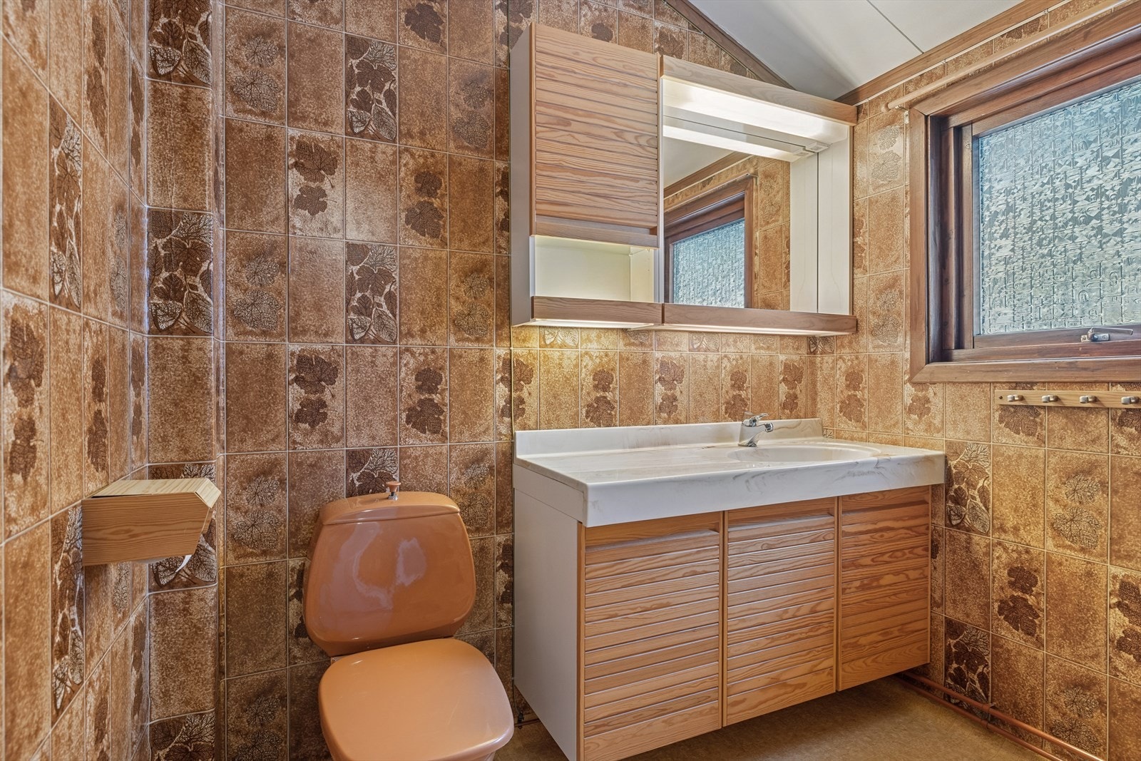 Badet i andre etasje er innredet med toalett og servant med underskap. Galleribilde