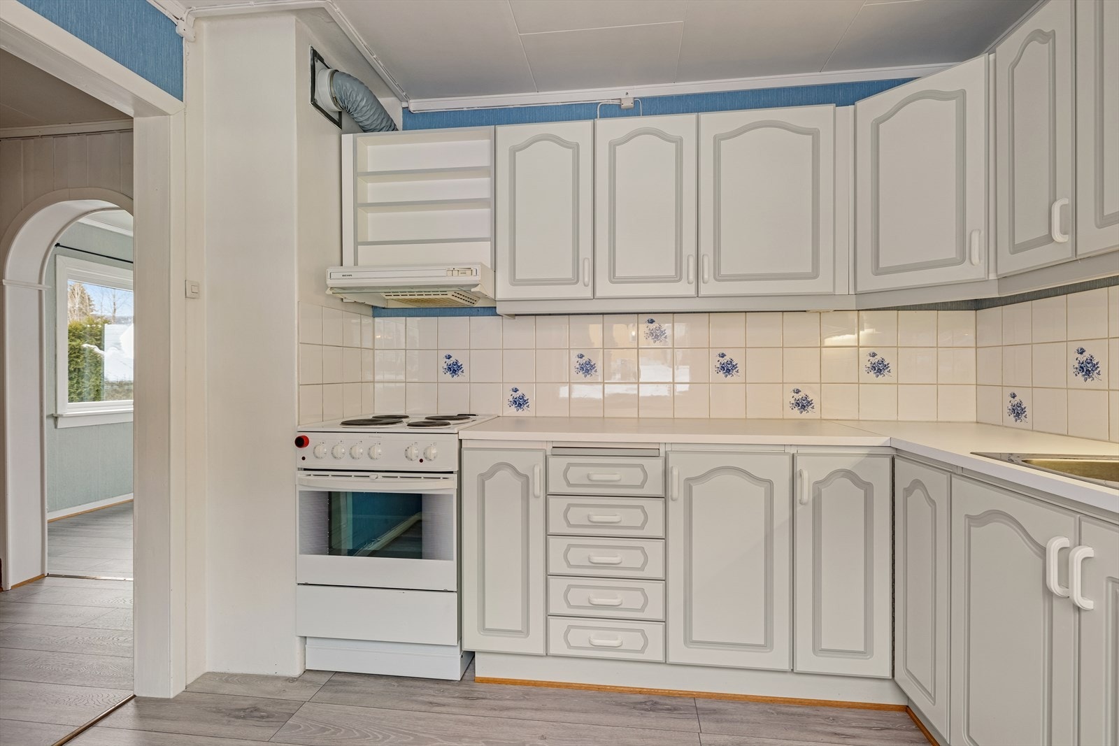 Kjøkkenet har en praktisk utforming og plass til en liten spiseplass. Galleribilde