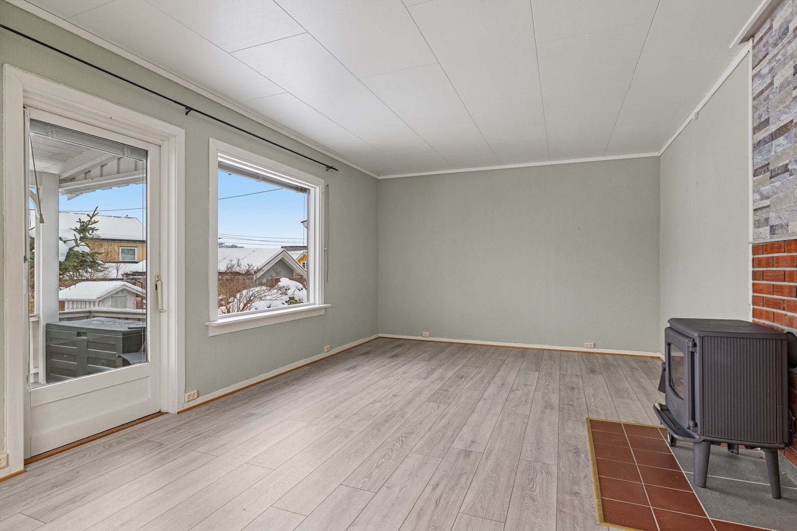 Fra stuen er det utgang til en overbygget veranda. Galleribilde