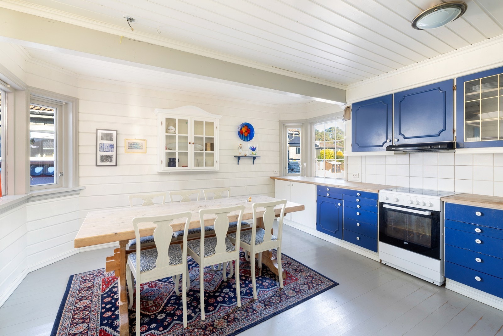 Kjøkkenet er påbygget med karnapp, opprinnelig kjøkken stoppet omtrent ved bjelke i taket. Galleribilde