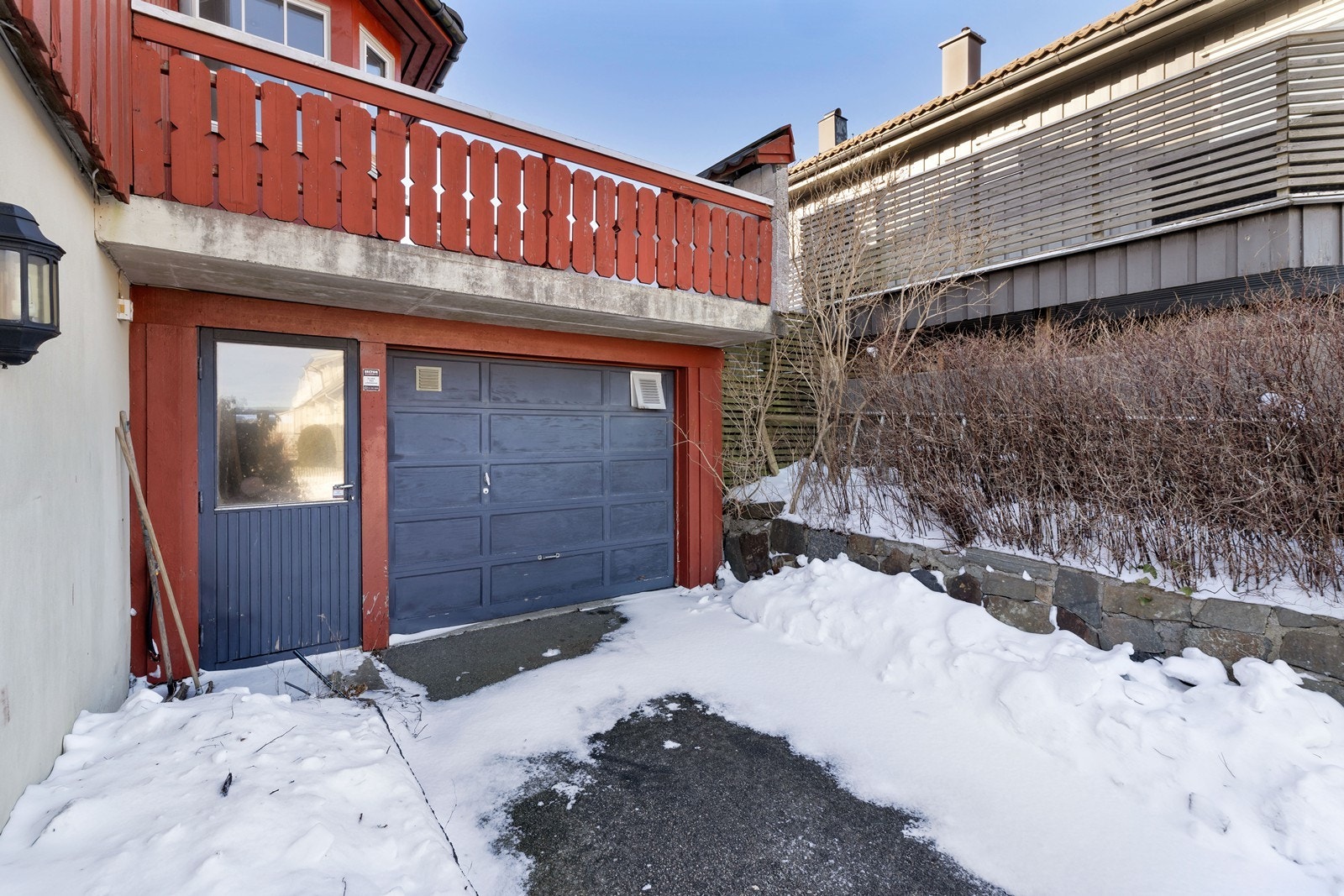 Boligen har integrert garasje. Galleribilde