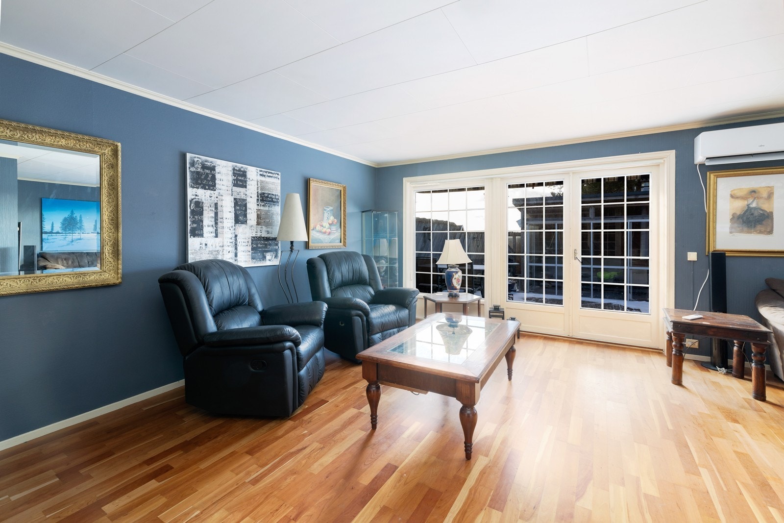 Videre i etasjen finner du en romslig stue. Galleribilde