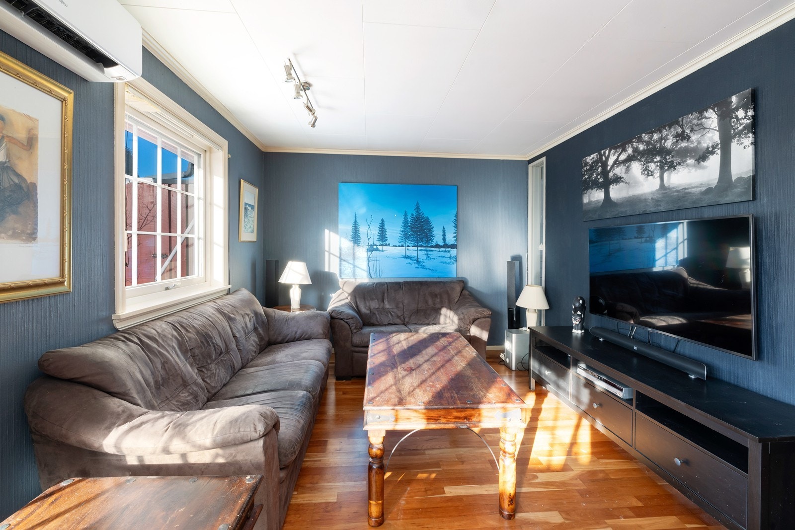 Stuen går i vinkel med god plass til flere soner. Galleribilde