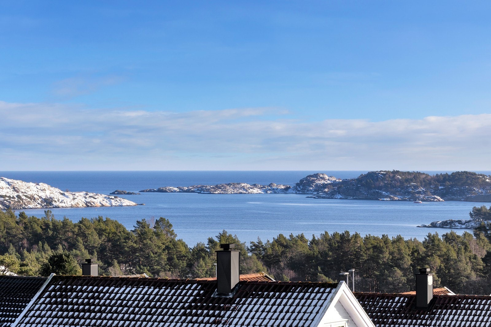 Eiendommen har flott sjøutsikt fra de øvre etasjene. Galleribilde